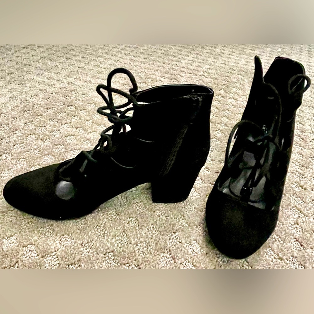 Open lace up black suede like heels